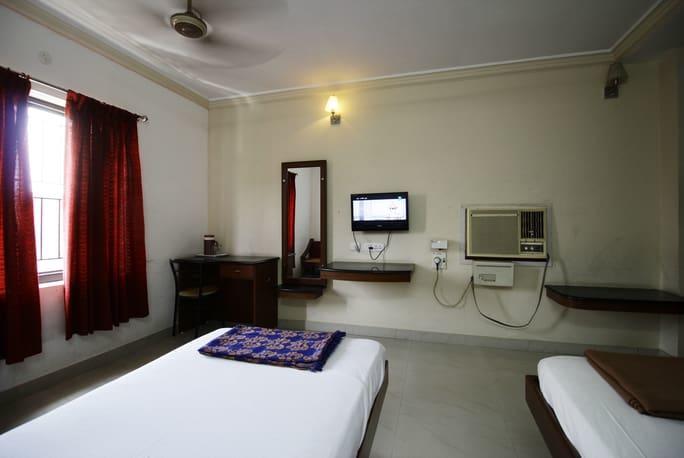 Hotel Adithya Chennai Bagian luar foto