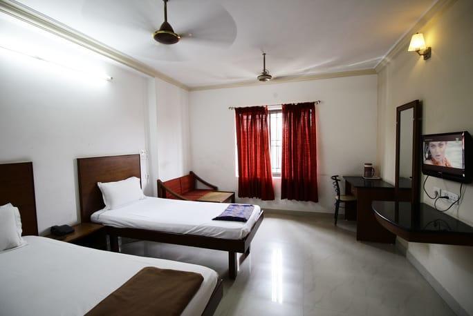 Hotel Adithya Chennai Bagian luar foto