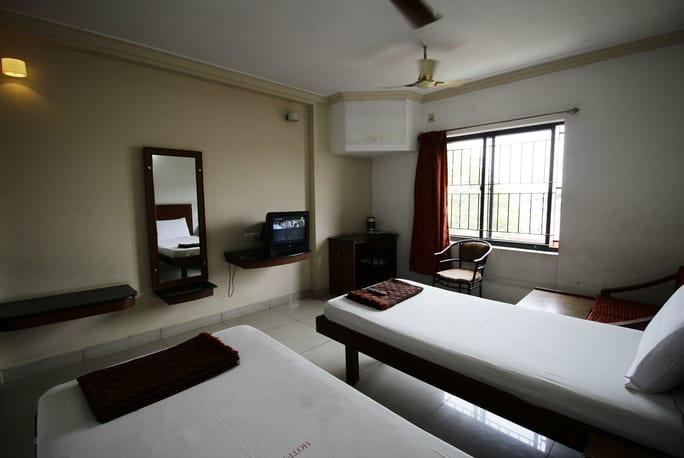 Hotel Adithya Chennai Bagian luar foto